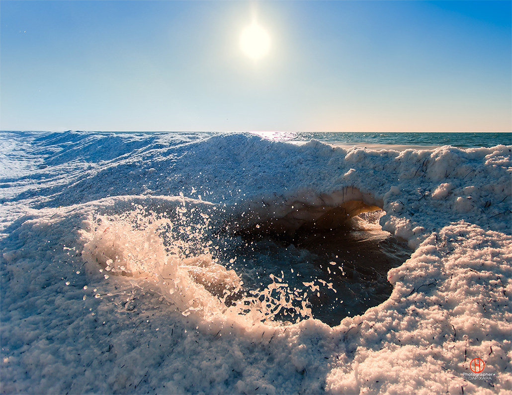 Frozen wonderland. Winter Bay Waves, Dapixara photo